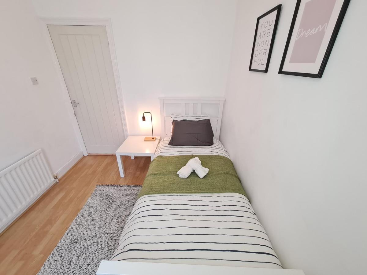 Large 3 Bed Flat, Free Parking Apartment Newcastle upon Tyne Exterior photo